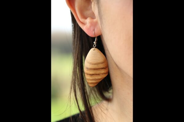 Boucles d'oreilles en châtaigner – Image 2