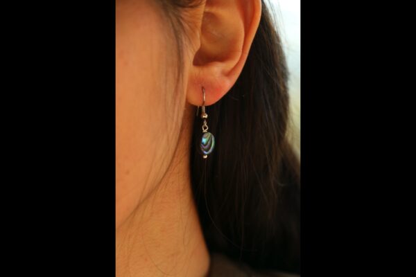 Boucles d'oreilles en nacre noire – Image 3