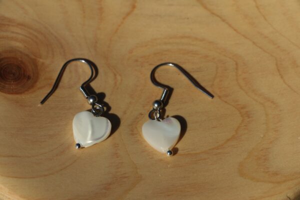 Boucles d'oreilles coeur en nacre – Image 2