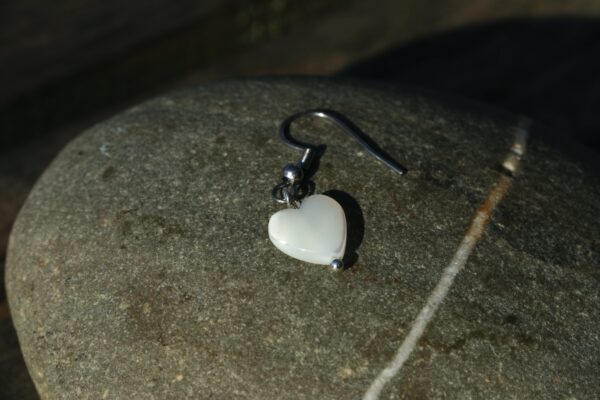 Boucles d'oreilles coeur en nacre – Image 3