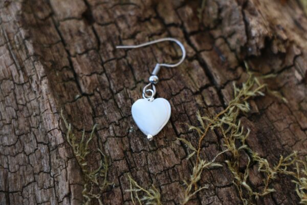 Boucles d'oreilles coeur en nacre – Image 4