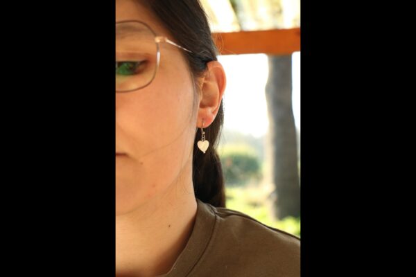 Boucles d'oreilles coeur en nacre – Image 5
