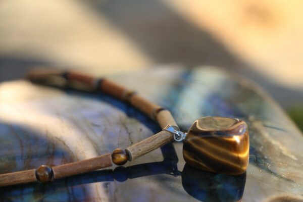 Collier en Noisetier et en Oeil de tigre – Image 4