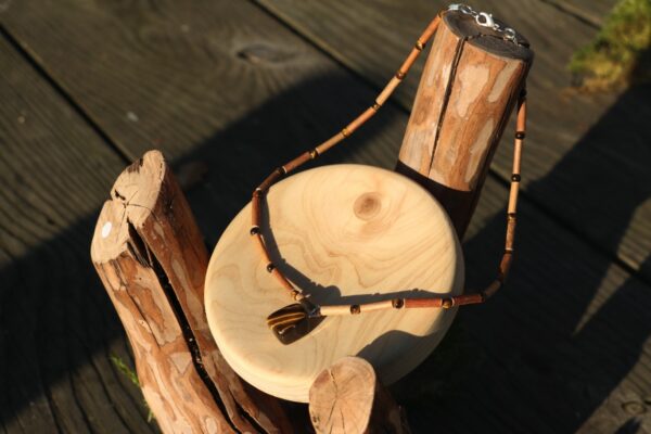 Collier en Noisetier et en Oeil de tigre – Image 2