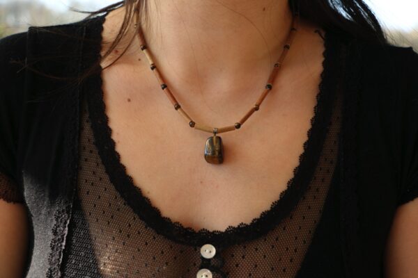 Collier en Noisetier et en Oeil de tigre