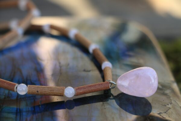 Collier en Noisetier et Quartz rose – Image 4