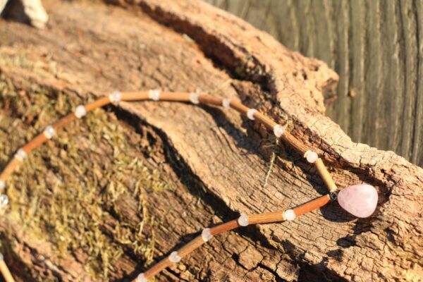 Collier en Noisetier et Quartz rose – Image 3
