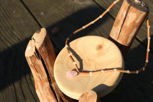 Collier en Noisetier et Quartz rose