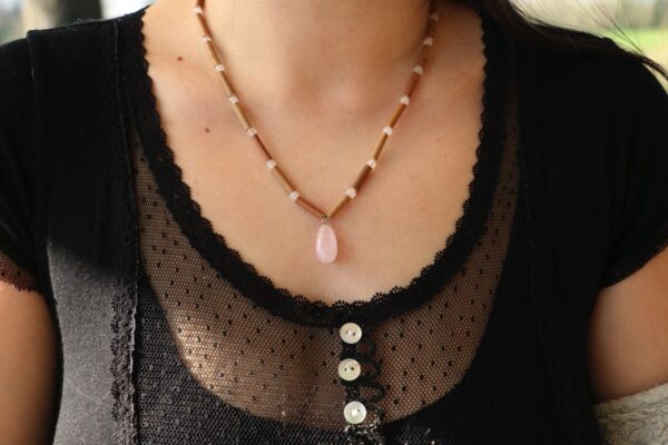 Collier en Noisetier et Quartz rose – Image 2
