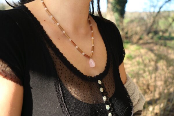 Collier en Noisetier et Quartz rose – Image 5