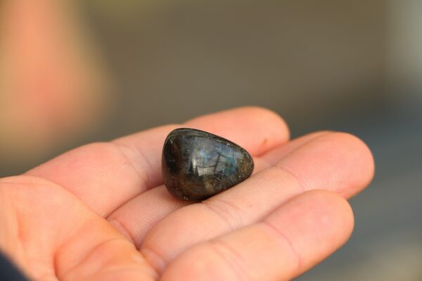 Pierre roulée en labradorite – Image 4
